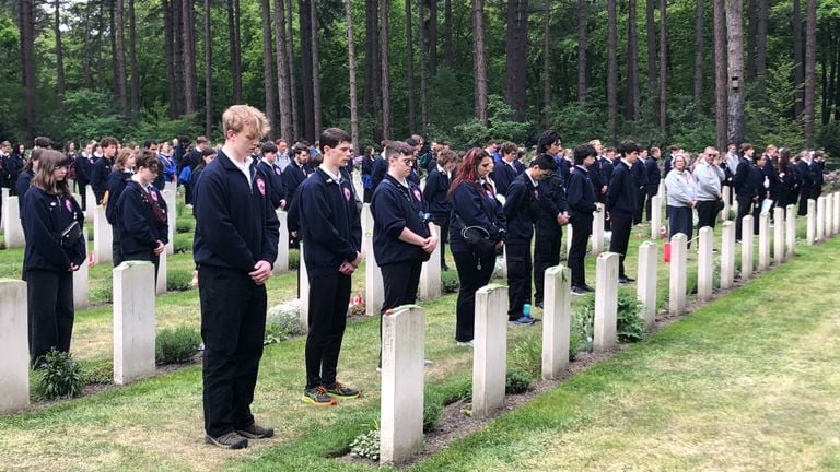 The students each with their adopted grave (photo: Willem-Jan Joachems)