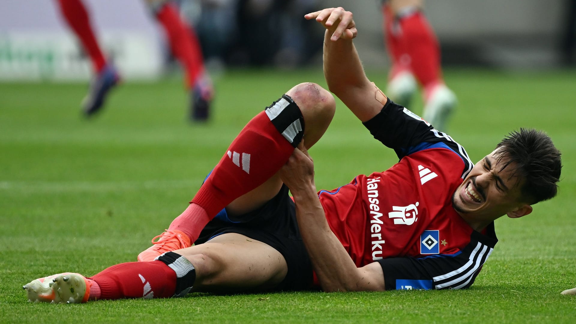 Dennis Hadzikadunic is on the ground: the HSV defender has injured himself in two interior tapes in Darmstadt and is initially canceled.