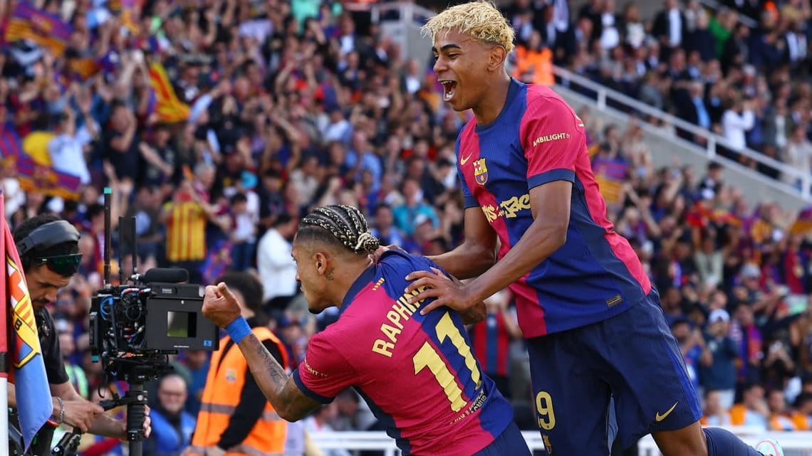 Game rotated: Barcelonas Raphinha (left) and Yamal celebrate the meantime 3: 2 against Real.
