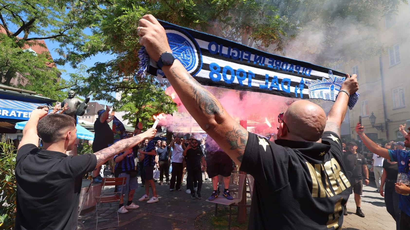 State of emergency in Munich: Inter Milan fans celebrate on the Viktualienmarkt with pyrotechnics. State of emergency in Munich: Inter Milan fans celebrate on the Viktualienmarkt with pyrotechnics.