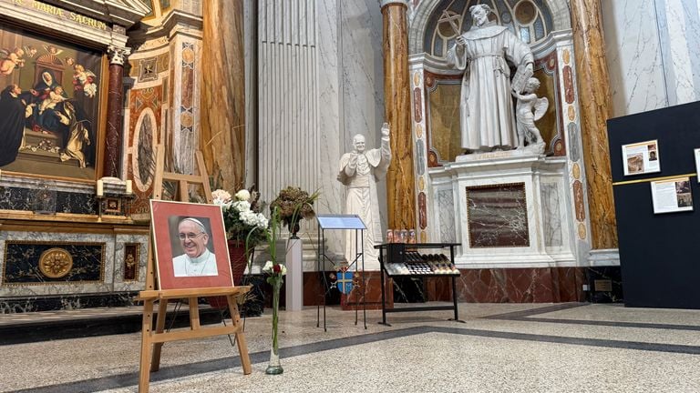 In the basilica there is an image of newly baked Pope Leo XIV (photo: Robert te Veele/Omroep Brabant). 