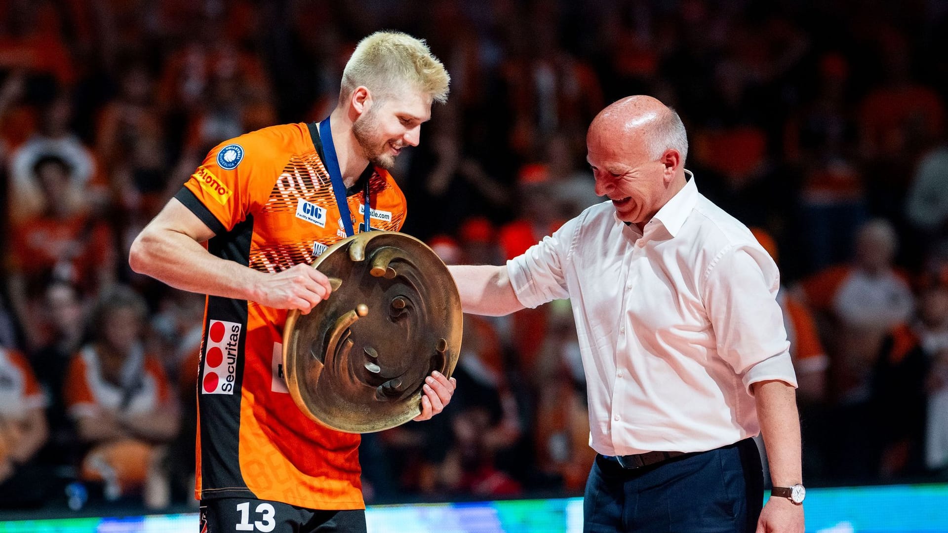 The Berlin Ruben Schott and Mayor of Berlin Kai Wegner. The Berlin Volleys have become champions. The Berlin Ruben Schott and Mayor of Berlin Kai Wegner. The Berlin Volleys have become champions again.