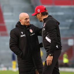 Cottbus player Maximilian Krauss (left) and coach Claus-Dieter Wollitz in conversation. (Photo: Imago / Steffen Beyer)