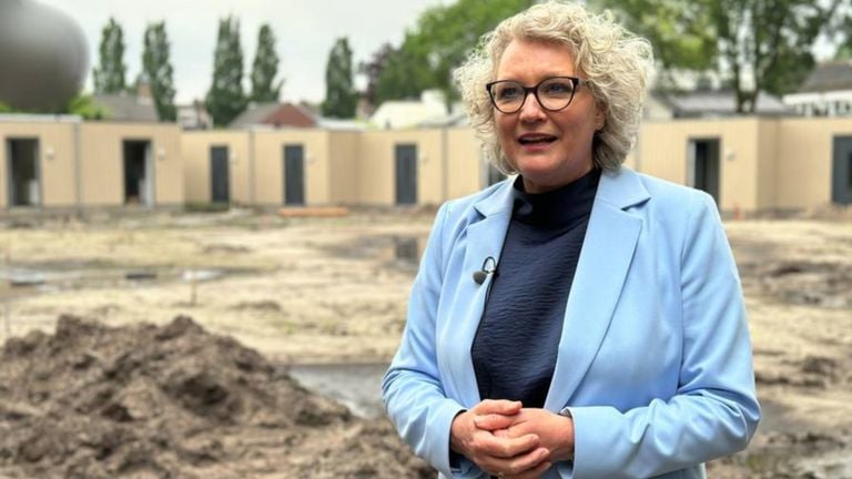 Alderman Suzan van de Goor at the Flex homes in Waalre (photo: Alain Heeren).
