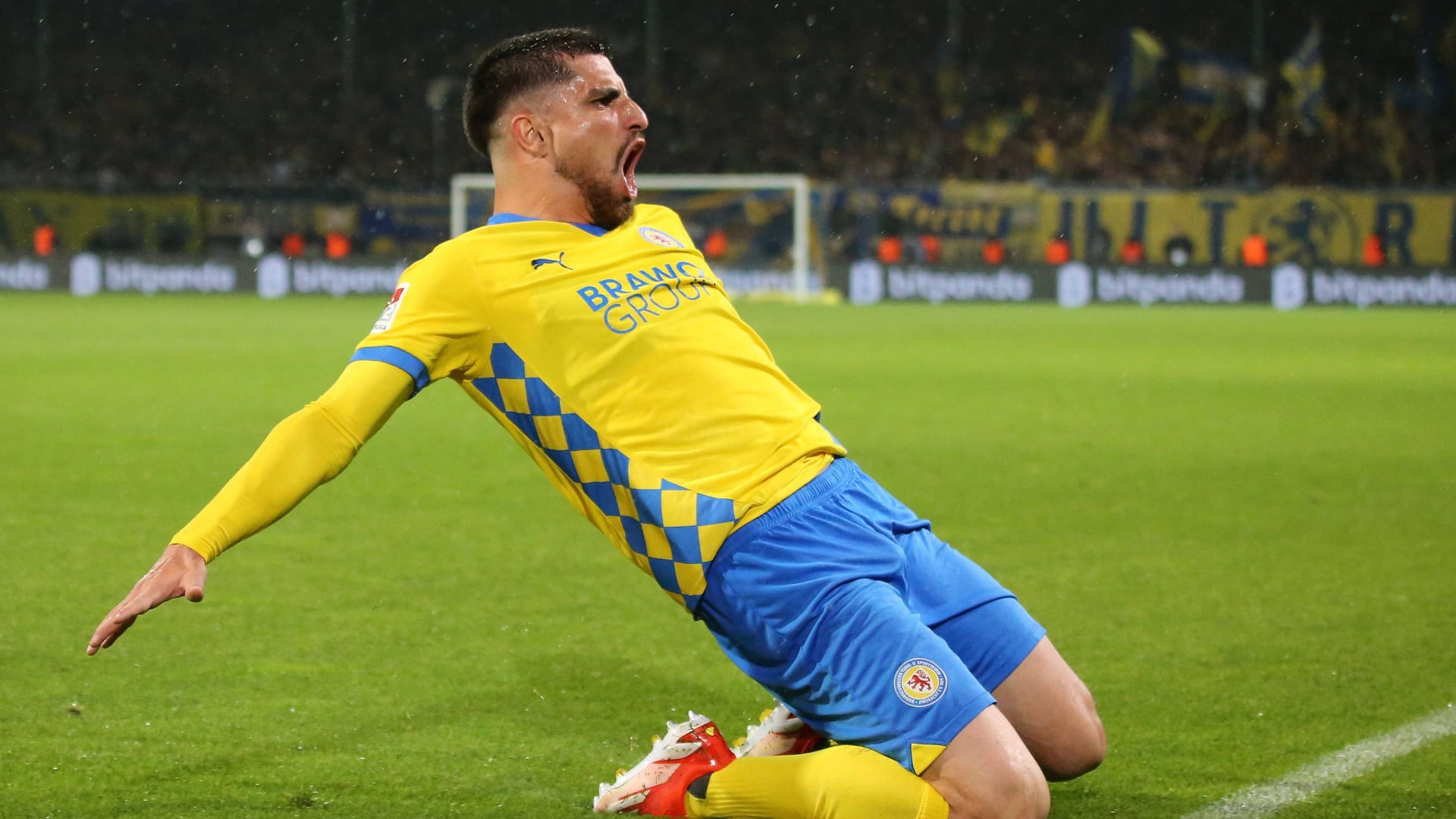 Fabio di Michele Sanchez cheers: he scores the decisive goal for Eintracht Braunschweig.