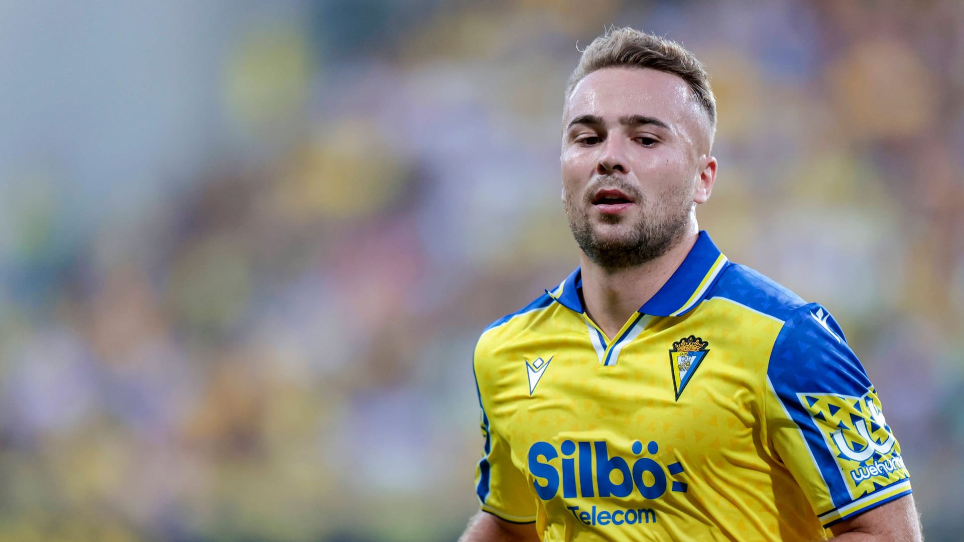 Javier Oniveros: The midfielder set the inglorious highlight of a crazy game.
