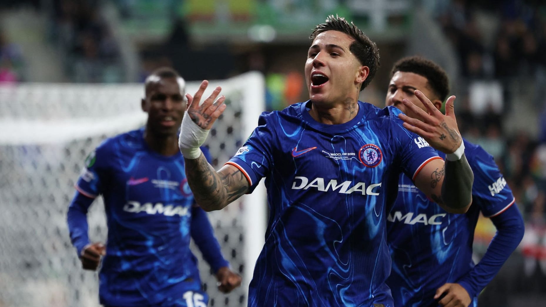 Cheers at FC Chelsea around Enzo Fernández: The Argentinian scored for Chelsea FC.