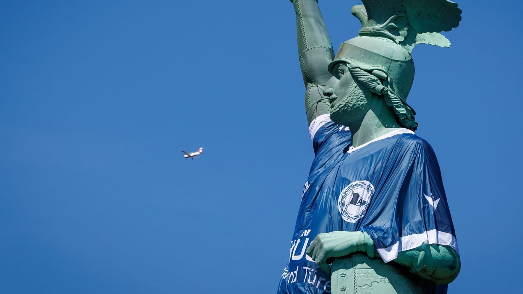 HermannSdenkmal: For the time being, the landmark is wearing the Arminia jersey.