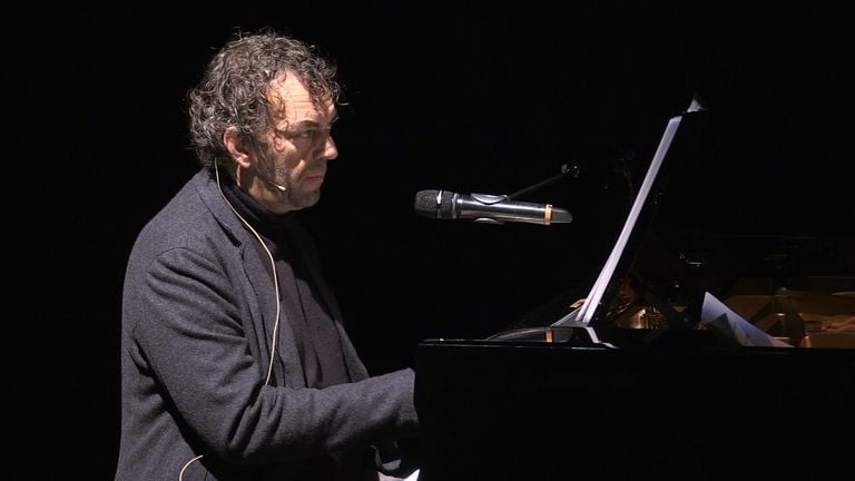 Han Kooreneef behind the wing in Theater aan de Parade (photo: Omroep Brabant). 