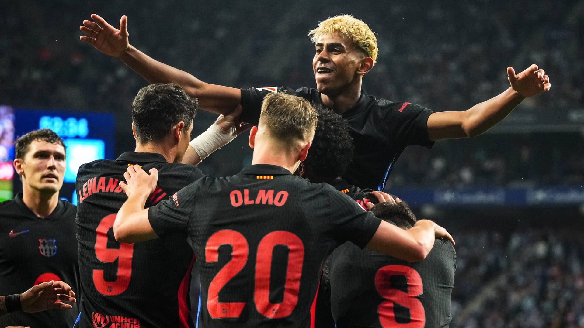 At the goal: The Barça stars around Lamine Yamal (M.) celebrate the title win. At the goal: The Barça stars around Lamine Yamal (M.) celebrate the title win.