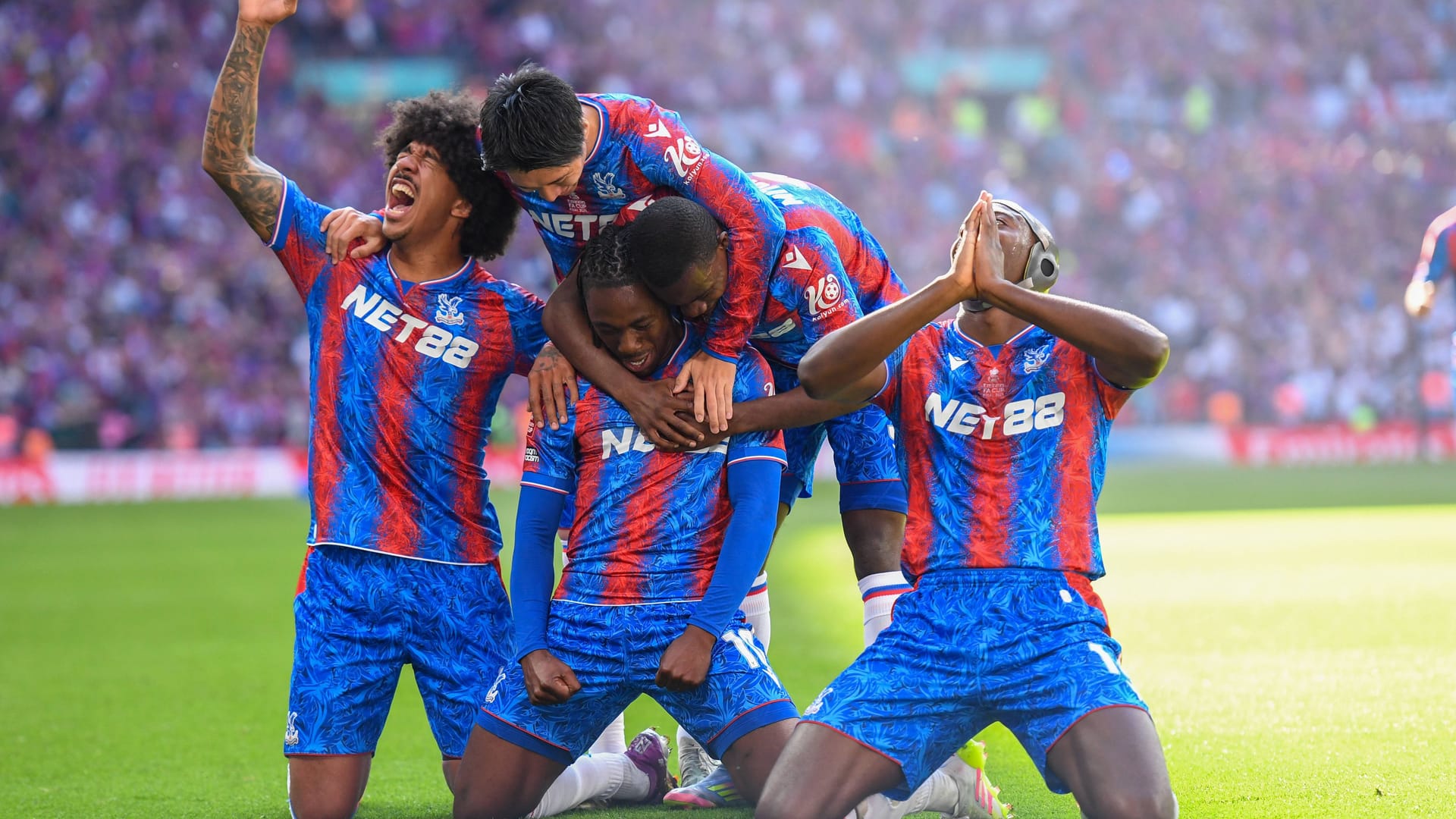 Marchwinner: Eberichi Eze (M.) celebrates his goal against Manchester City.