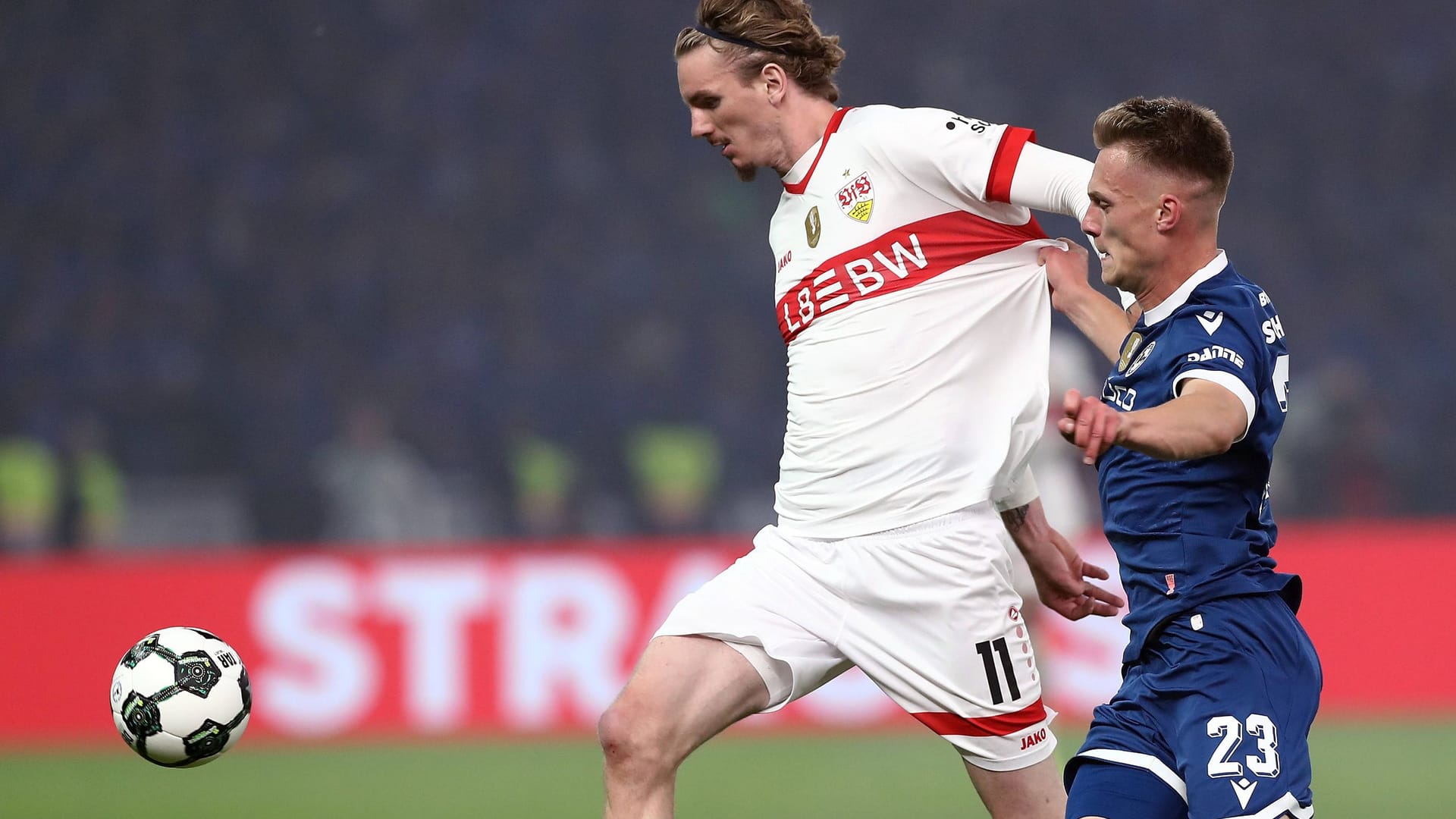 Nick Woltemade (M.) in the duel against Leon Schneider: The offensive man was not easy against the third division team.