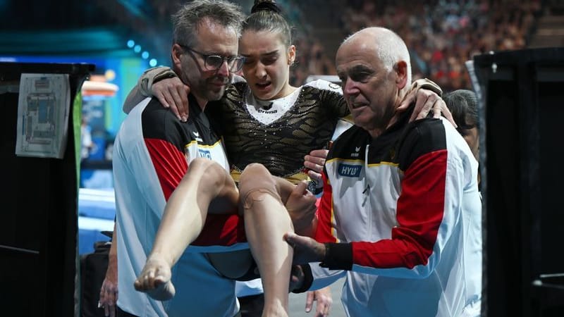 Helen Kevric (M.) is worn aside after her exercise: The severity of the injury is not yet known.