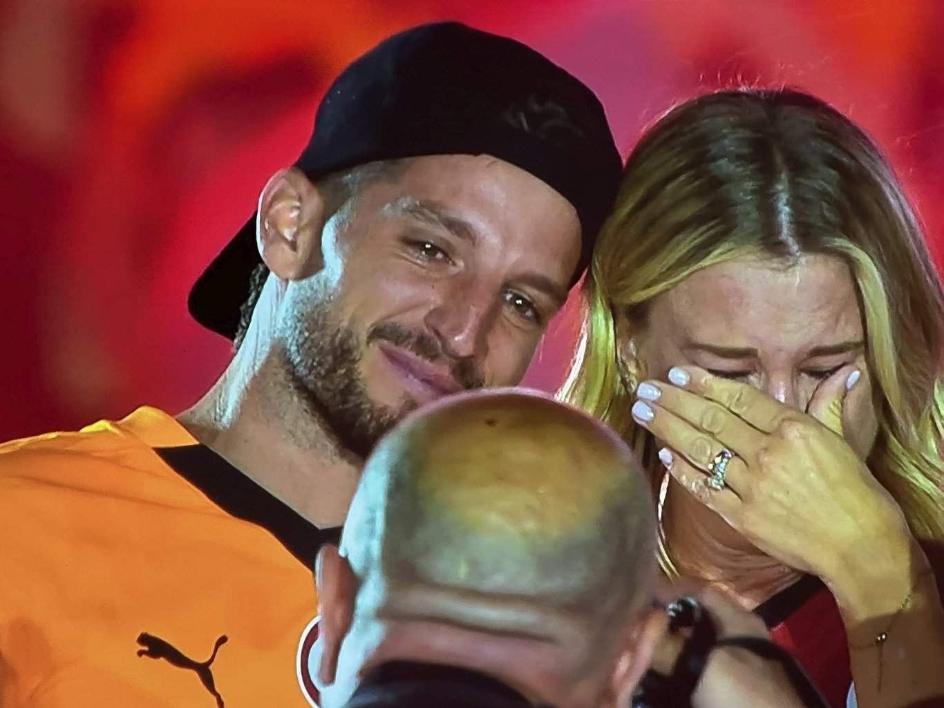 dries-mertens-ve-ailesi-taraftarlarla-vedalasti-1748204069706.jpg