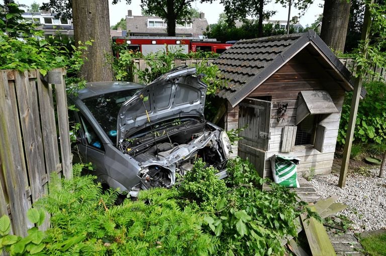 A shed was hit by one of the motorists (photo: Heitink news agency)