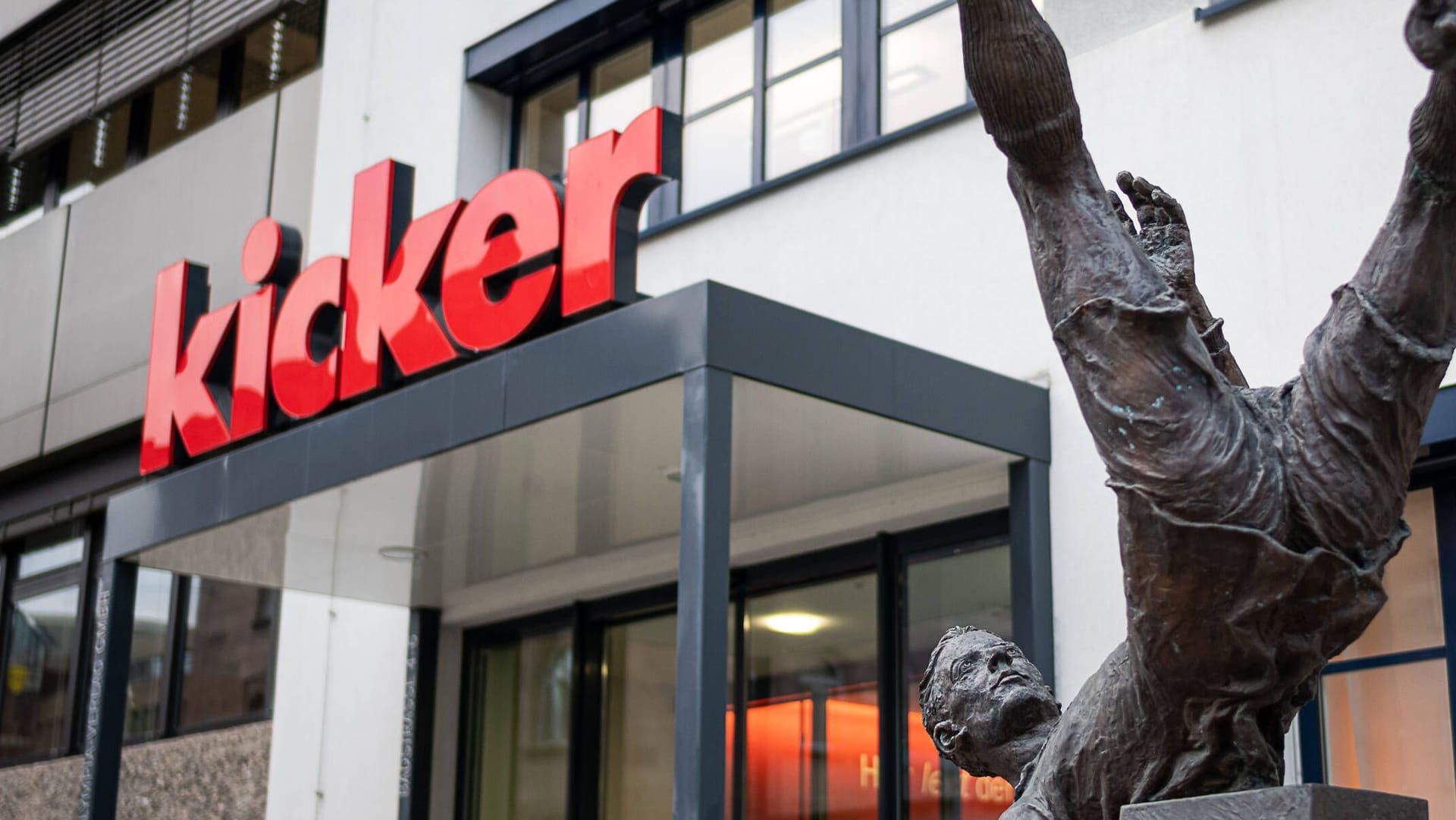 The entrance to the building of the "Kicker": At the top of the magazine there is a change of personnel.