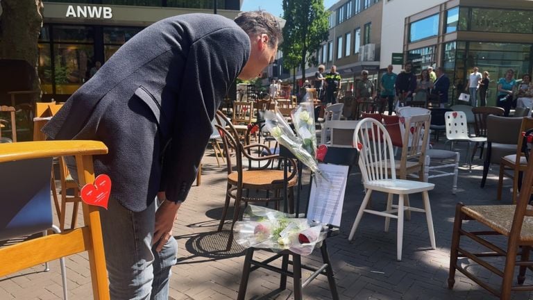 Deputy Stijn Smeulder reads the story of one of the 114 traffic victims (photo: Jan Peels).