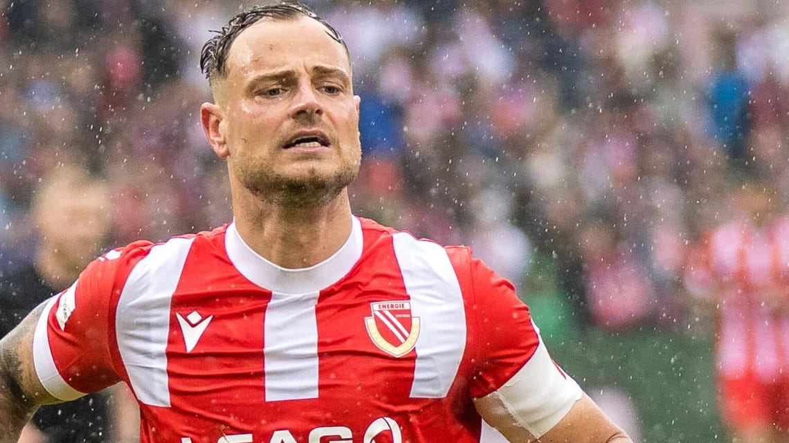 Timmy Thiele: The Cottbus striker was emotionally after the game.