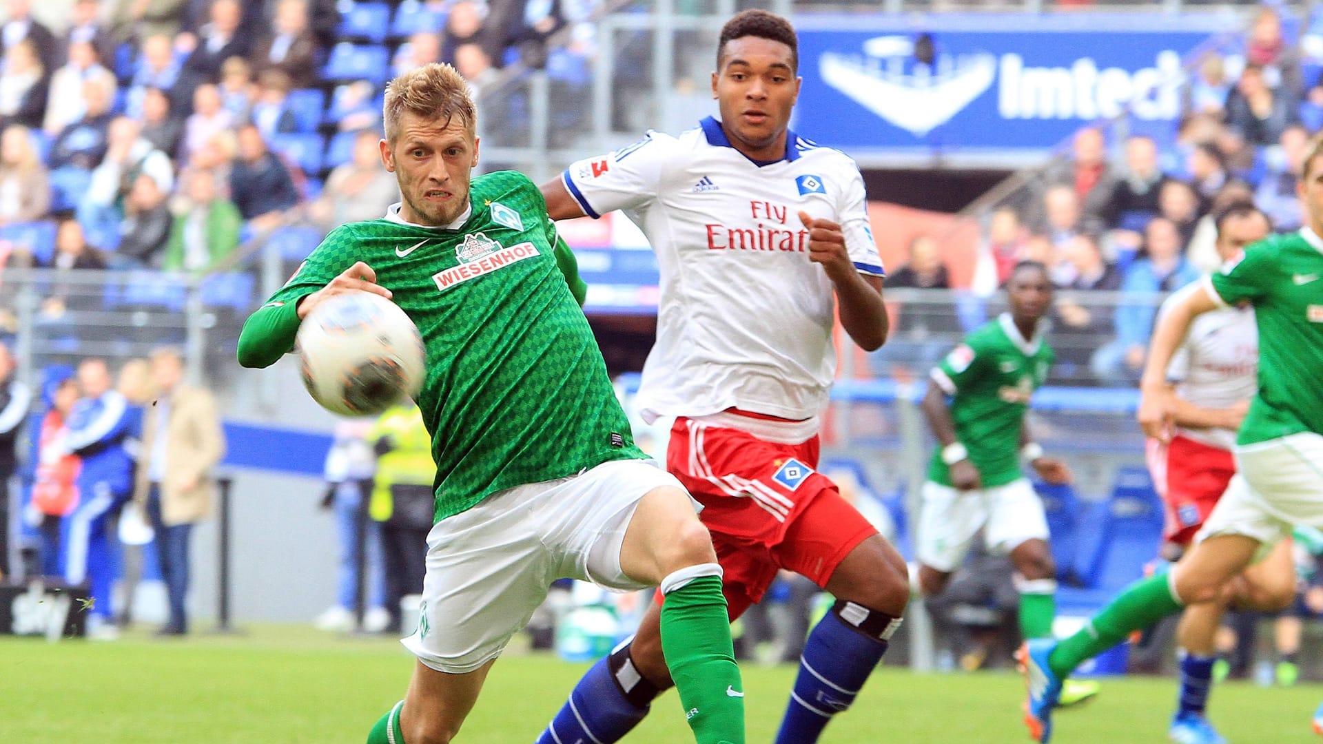 Jonathan Tah (right) in the duel with Werder professional Aaron Hunt (archive picture): The 29-year-old celebrated his professional debut for HSV in 2013.