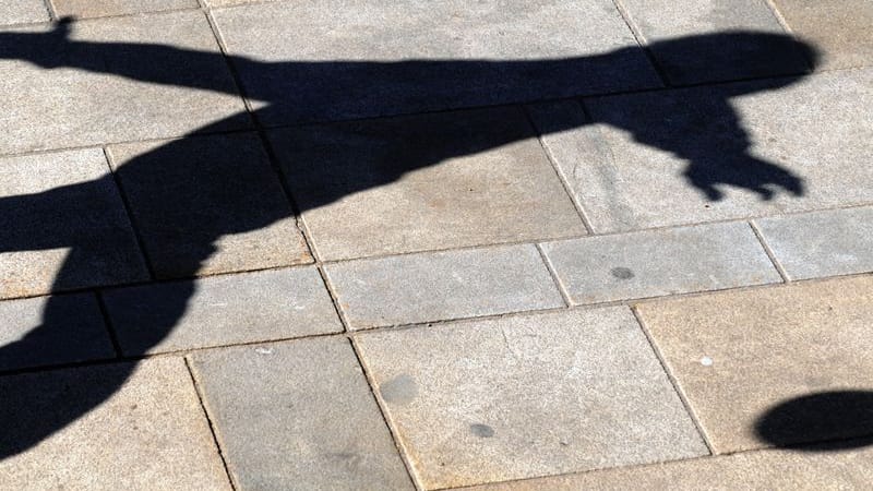 Shadow of a football playing child (symbol image): There are serious accusations in Austria.