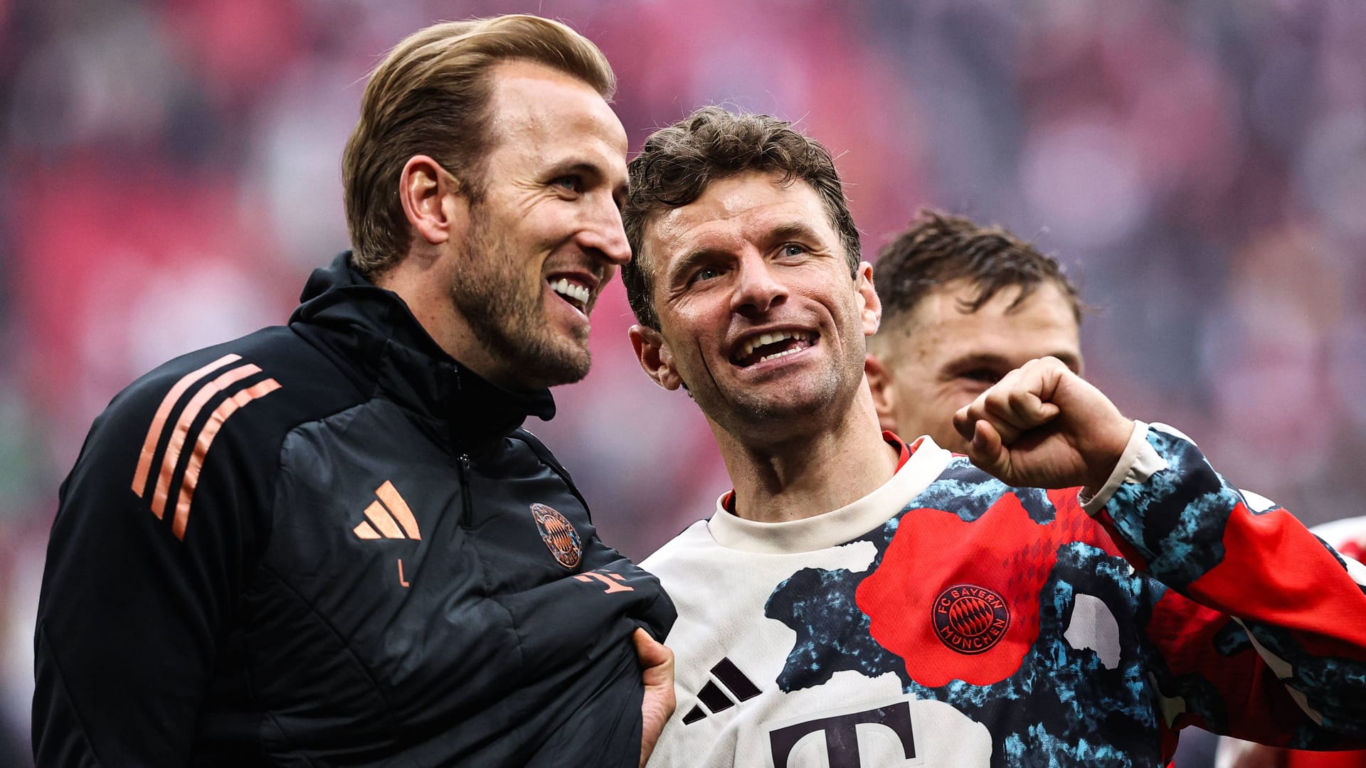 Tension past: Kane is already joking with Thomas Müller.