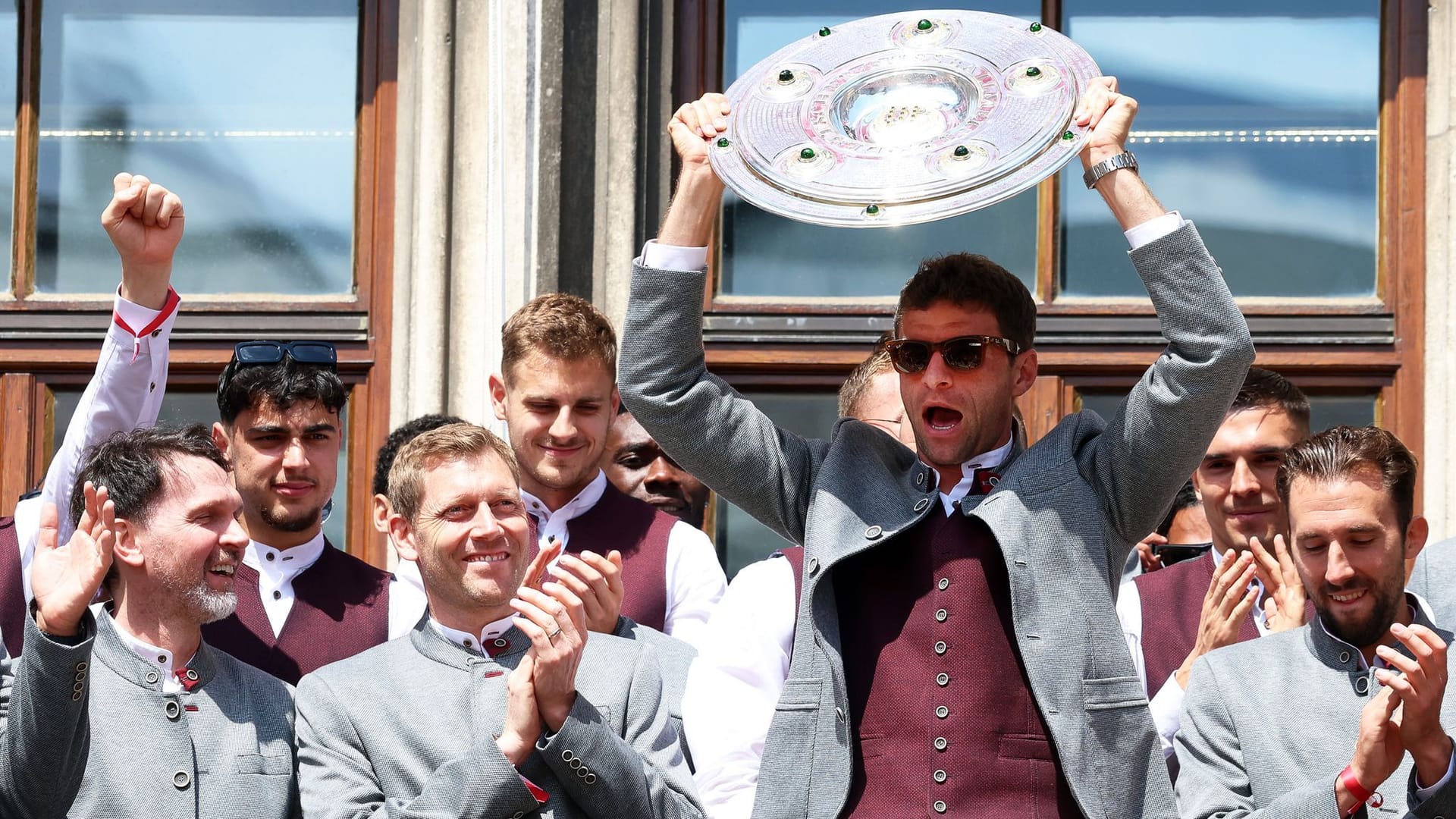 For the last time the master shell for Bayern raised: Thomas Müller on the Munich town hall balcony.