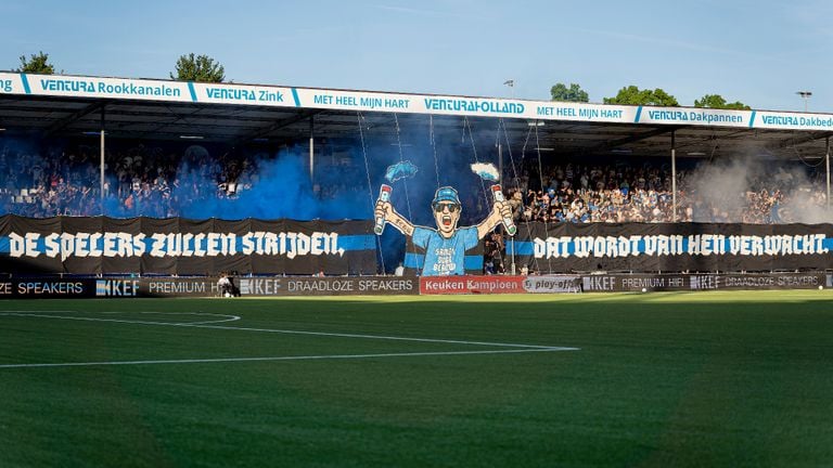 An atmospheric action of the supporters of FC Den Bosch. (Photo: Kevin Senders/Orange Pictures)