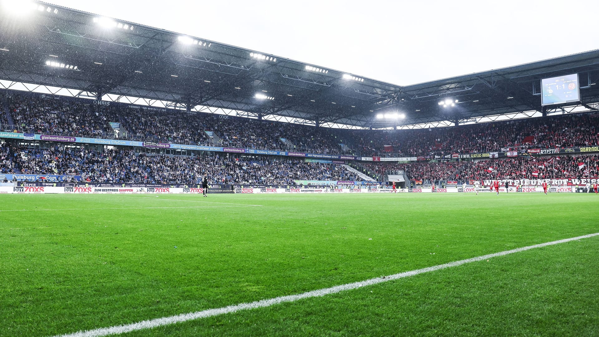 The stadium in Duisburg: the game was completely sold out. The stadium in Duisburg: the game was completely sold out.