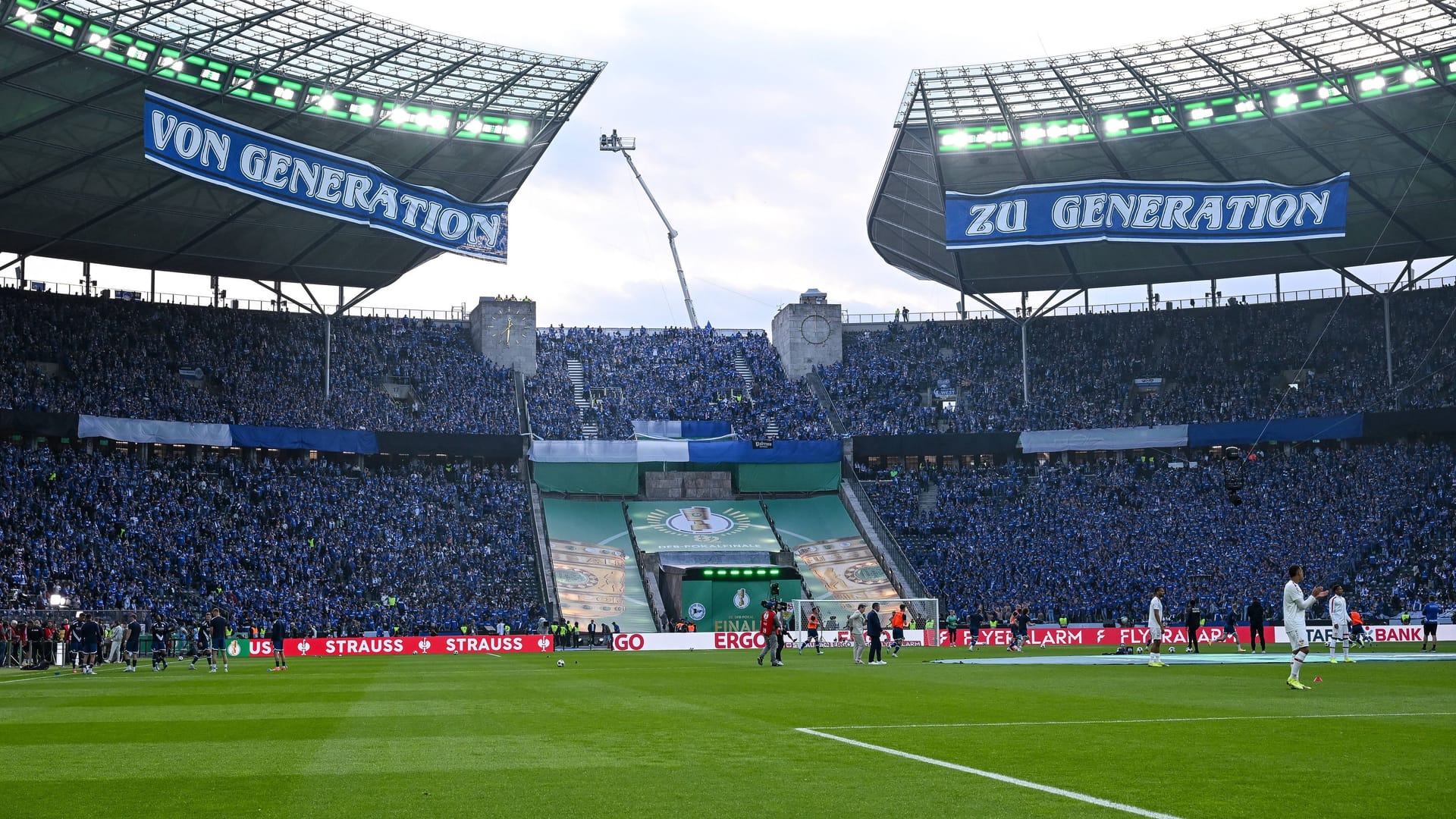 The Bielefeld fan block in the Olympic Stadium at the cup final: the supporters of the Arminia broadcast greetings to the victims of the knife attack.