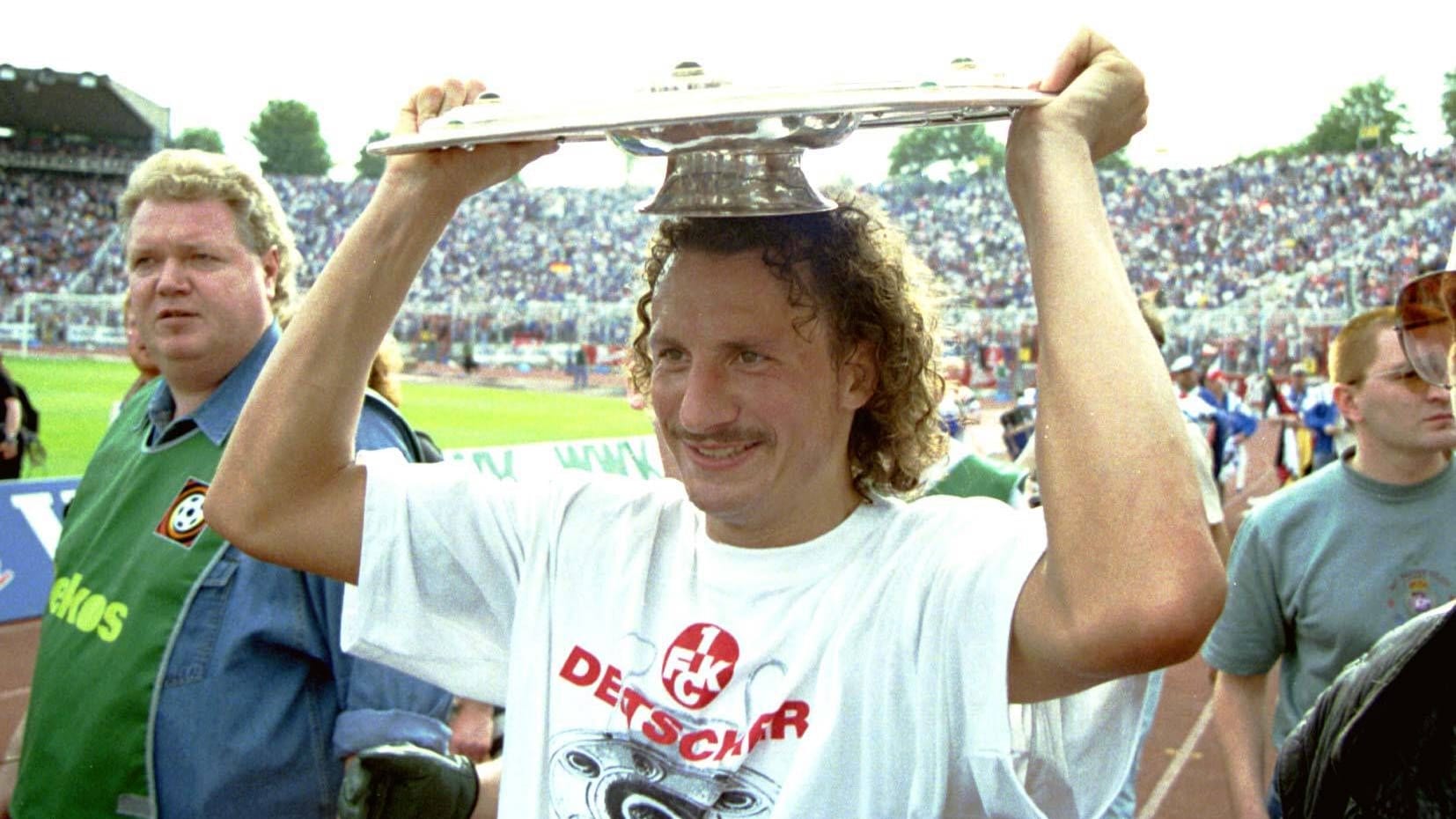 Harry Koch cheerfully holds the championship shell in his hands. In 1998 he achieved one of the greatest sensations in Bundesliga history with the 1. FC Kaiserslautern.