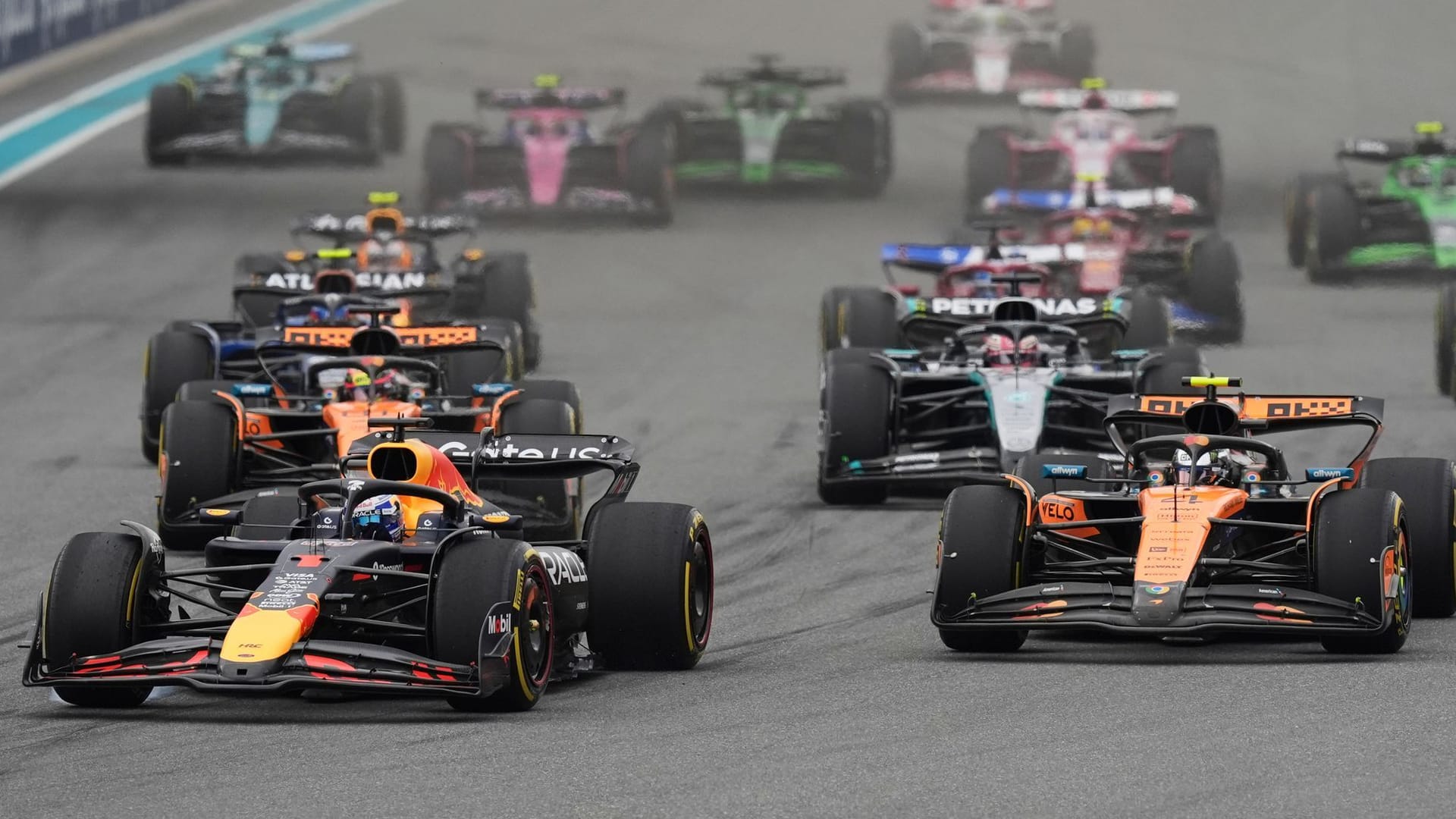 Scene at the start in Miami: Max Verstappen (left) in front of the McLaren.