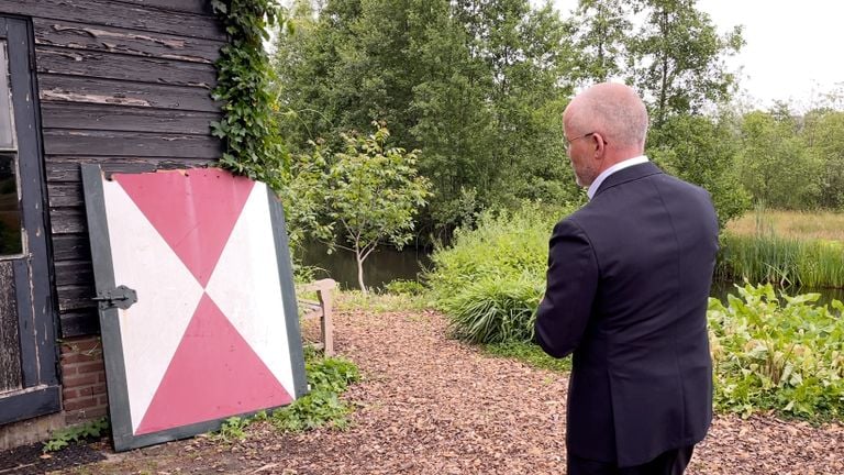 Klaas appoints one of the outdated shutters of the castle (photo: Megan Hanegraaf).