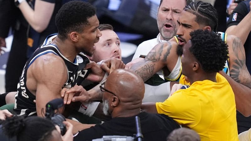 Giannis Antetokounmpo (left), is separated from opponents: the Greek was involved in a tangible argument.