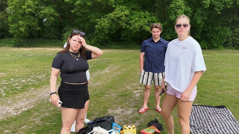 Unfortunately, swimming is not possible for the two girlfriends (photo: Jan Peels).