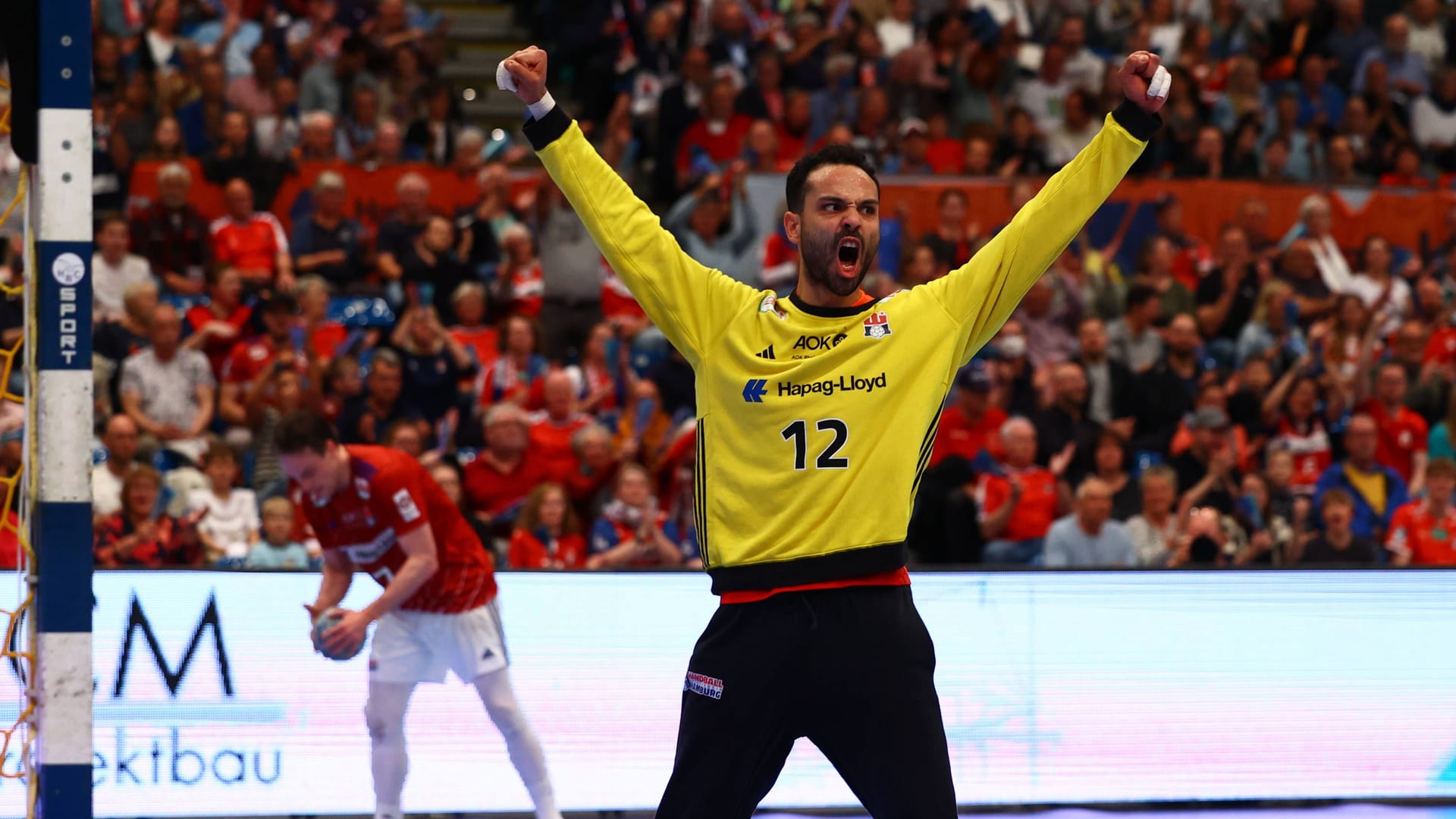 Mohamed el-Tayar cheers: The HSVH goalkeeper became a hero in the Alsterdorf sports hall in the 31:29 victory over Eisenach.