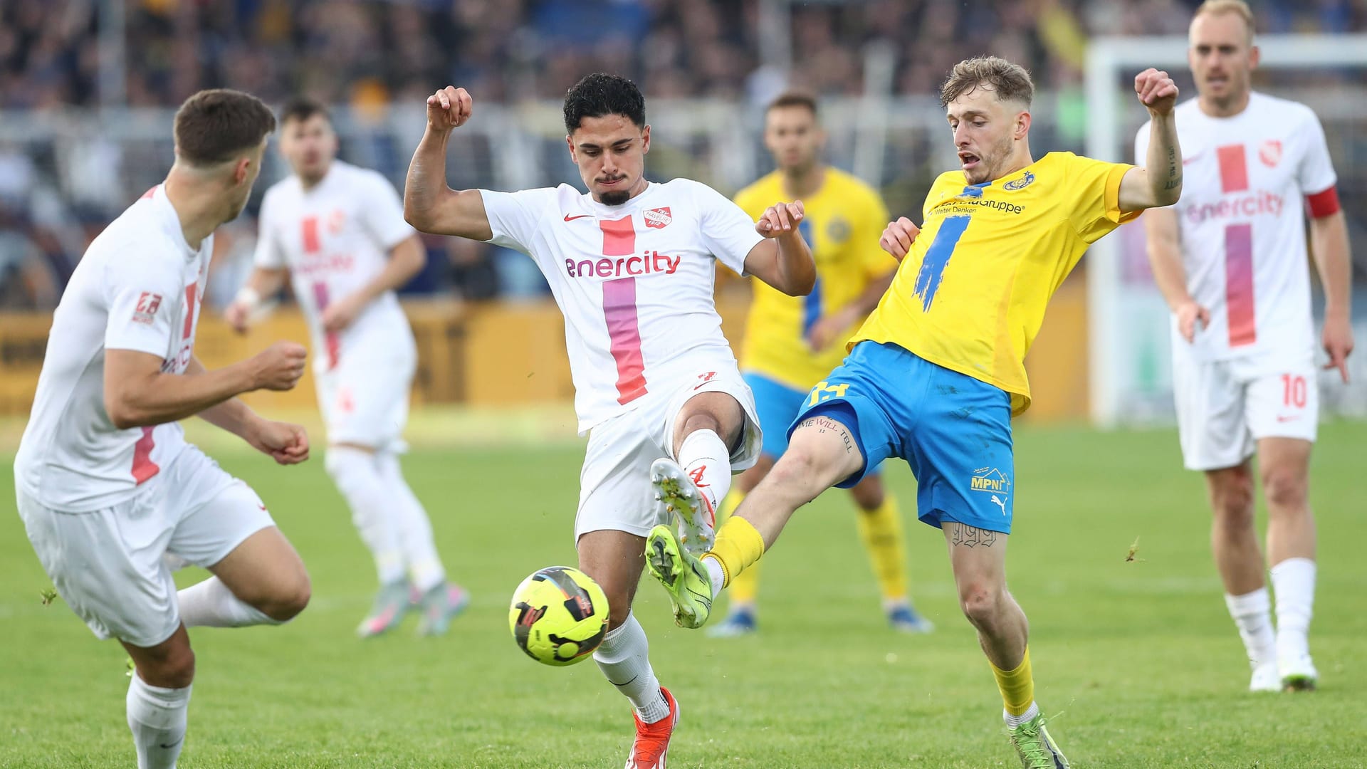 Havelses Emre Aytun (left) in the duel with Leipzigs Noel Eichinger: The decision to promote the 3rd division is made in the second leg in Garbsen on Sunday. Havelses Emre Aytun (left) in the duel with Leipzigs Noel Eichinger: The decision to promote the 3rd division is made in the second leg in Garbsen on Sunday.