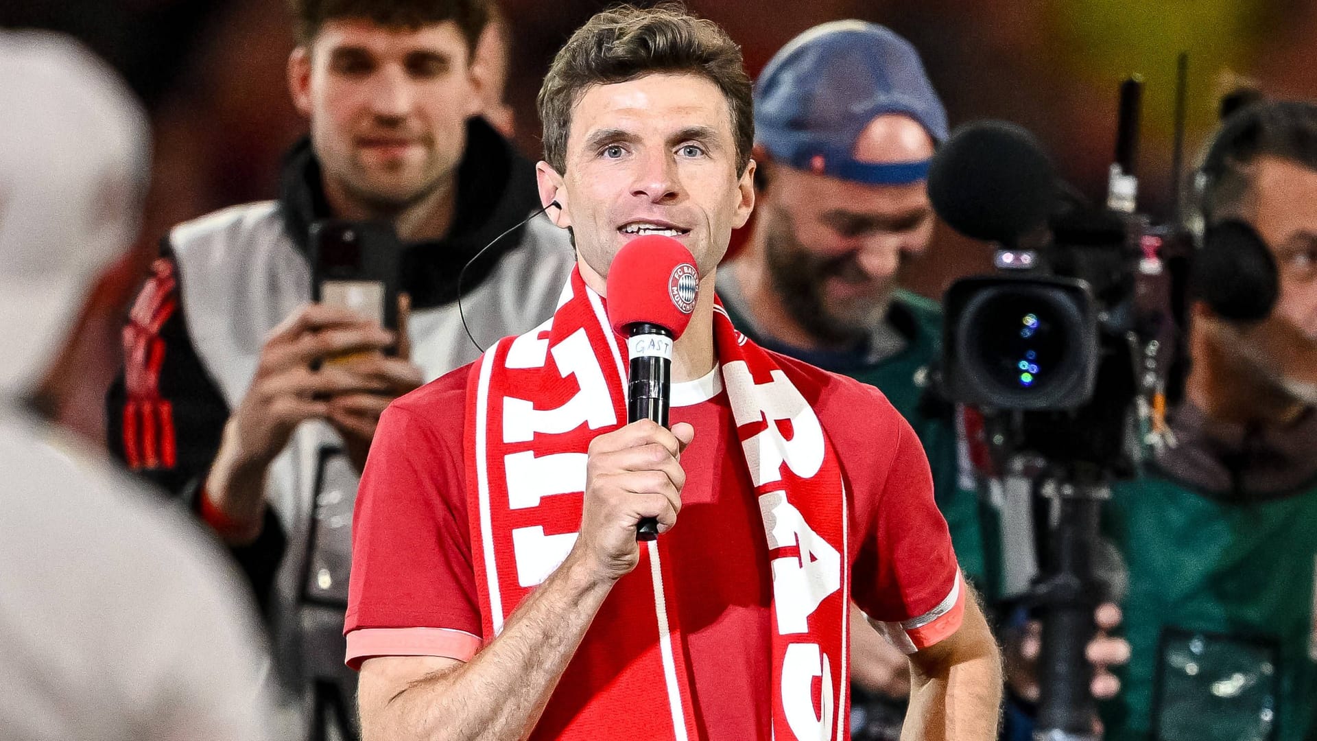 Moving farewell: Thomas Müller after his last home game for Bayern at the microphone.