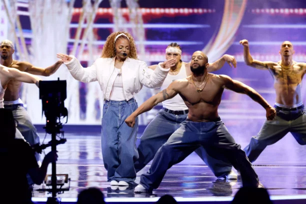 With half -naked dancers and federal eagles on the top: Janet Jackson at the American Music Awards