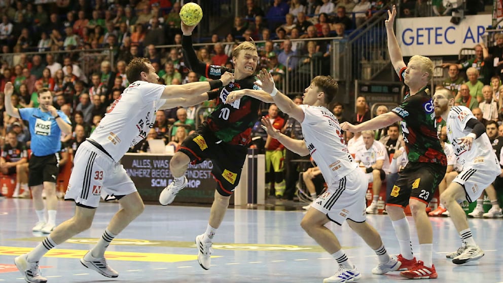 Nikolai Link (l.) in seinem letzten Heimspiel für Erlangen im Kampf gegen SCM-Star Gisli Kristjansson