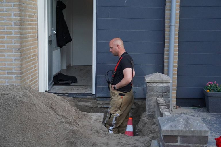 The fire brigade had to dig a gap under the foundation (photo: Jeroen Stuve / Persbureau Heitink).