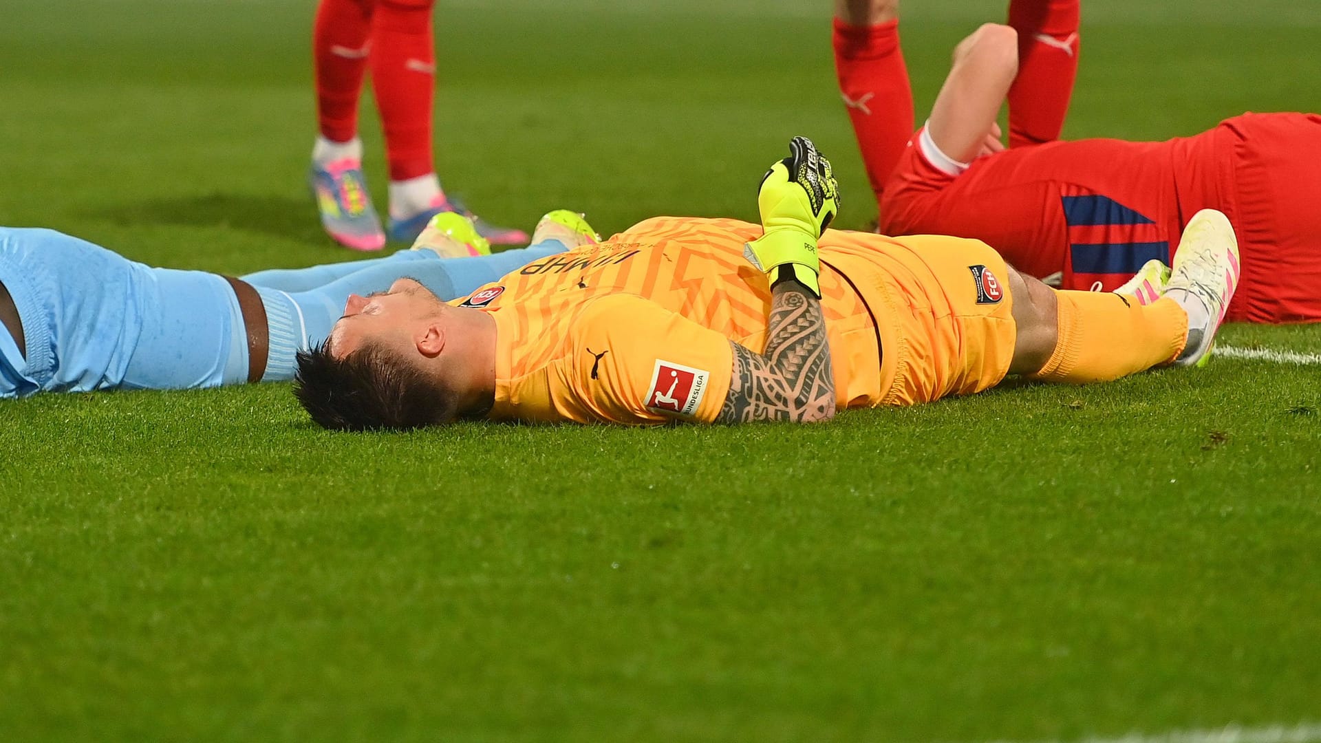 Kevin Müller is unconscious on the ground: the Heidenheim goalkeeper is missing for an indefinite period.