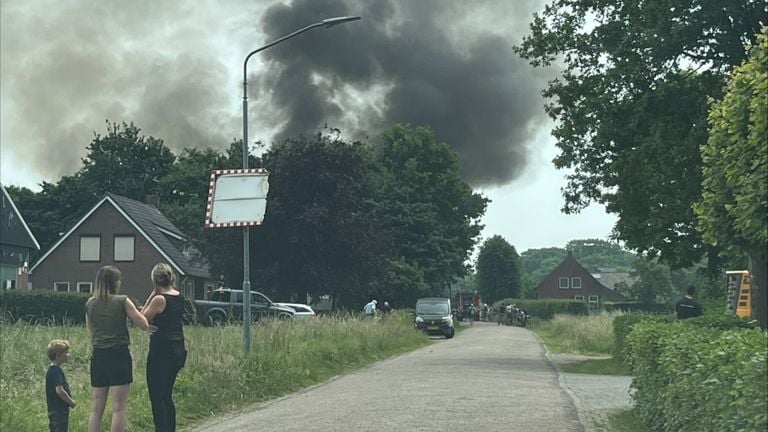 Thick clouds of smoke while barn is on fire (photo: koen wine))