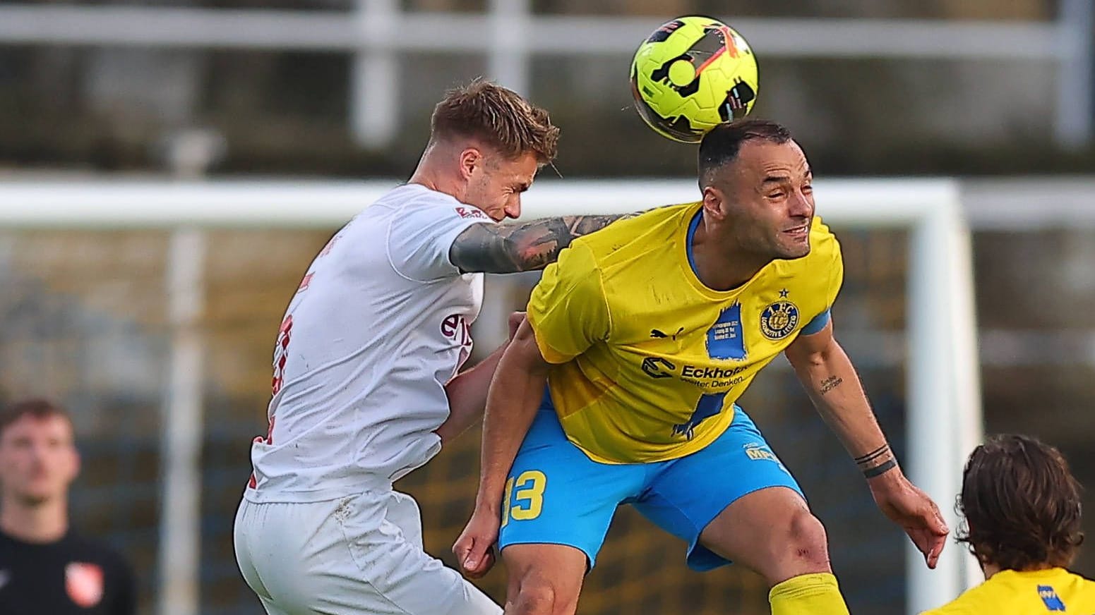 Duel between players from TSV Havelse and Lokomotive Leipzig: In the game there was an attack on a reporter. Duel between players from TSV Havelse and Lokomotive Leipzig: In the game there was an attack on a reporter.