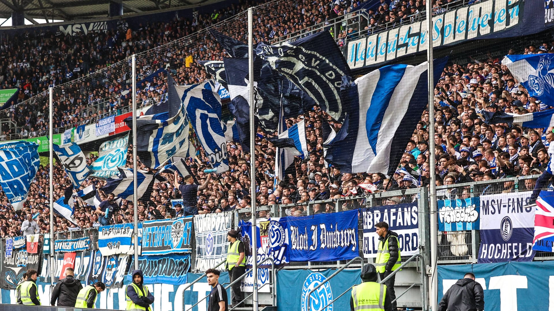 The active fan scene of the MSV Duisburg on Saturday: The "Zebras" hired the active support.
