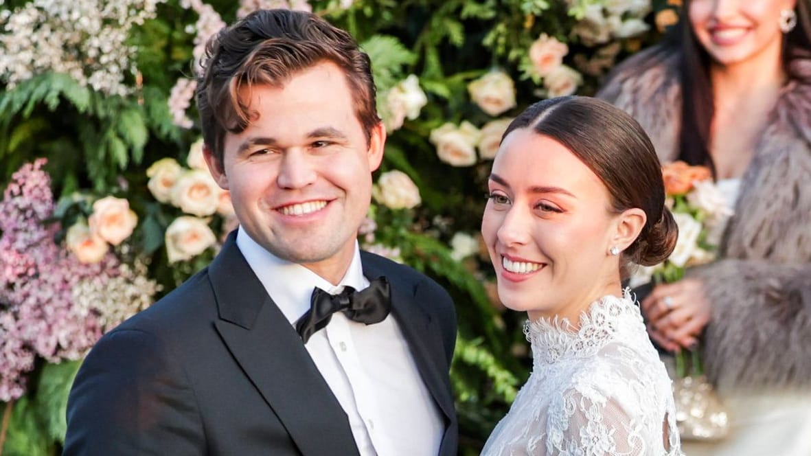 Magnus Carlsen (left) and his wife at the wedding in January 2025: The couple is now becoming parents.