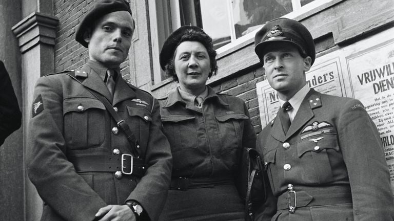 Adjutants Peter Tazelaar (left) Rie Stokvis and Erik Hazelhoff Roelfzema, 2 May 1945 Breda (photo: NA)