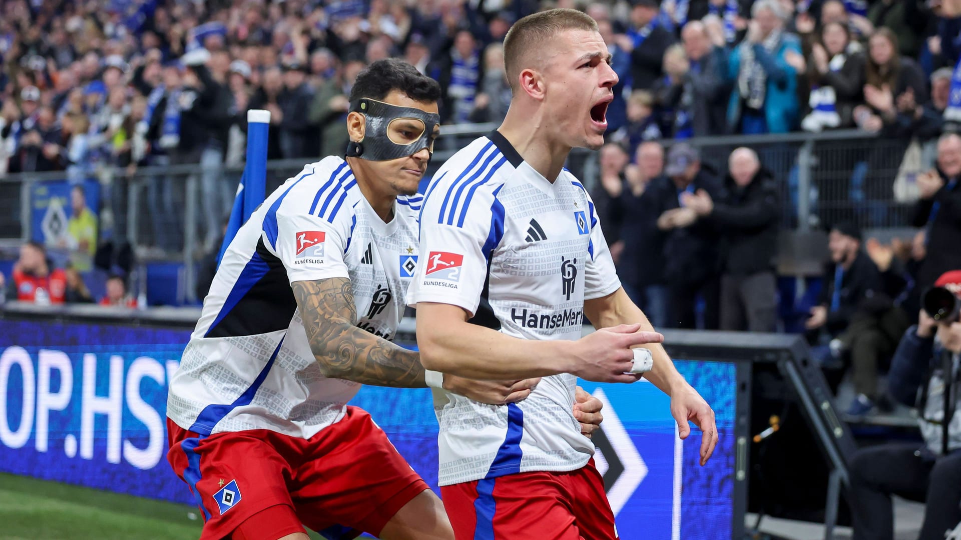 Miro Muheim cheered a goal with Davie Selke (archive picture): The HSV defender was again appointed to the national team of Switzerland.