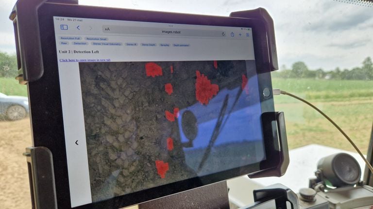 The red points are the place where the spot sprayer sees weeds (photo: Tom Berkers).