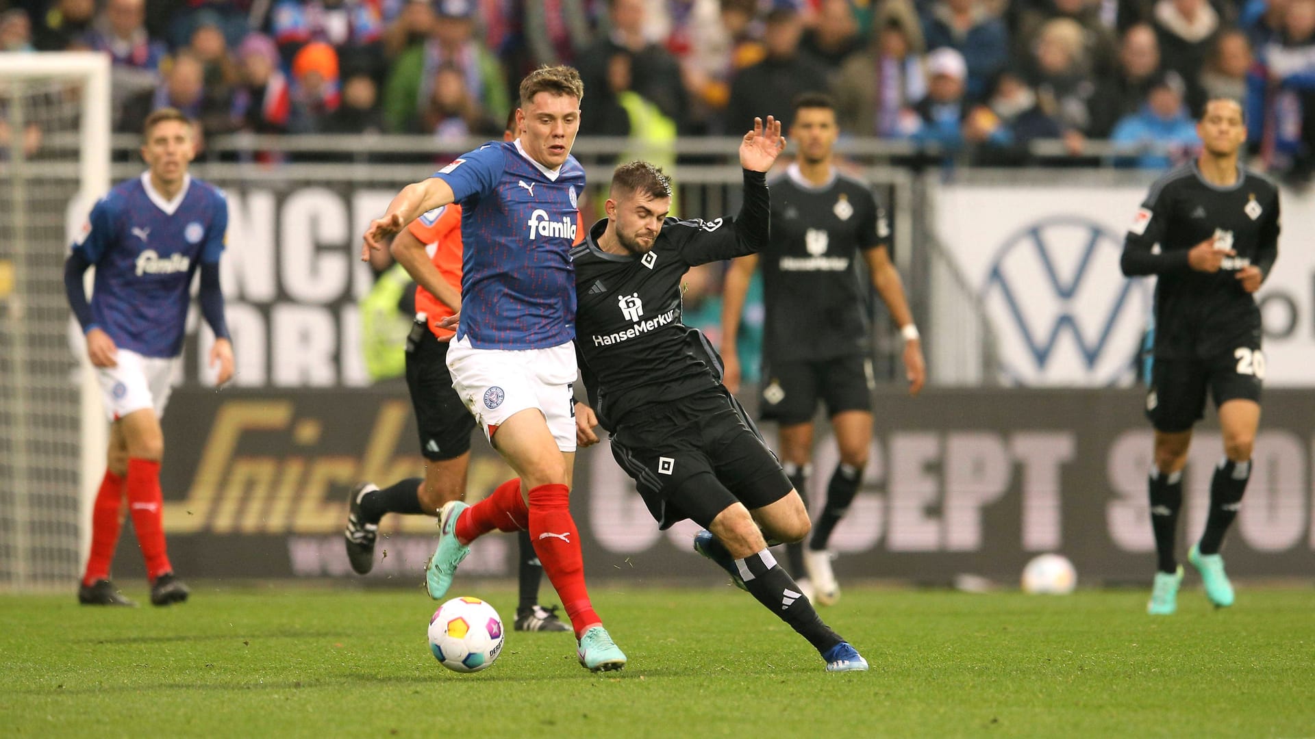Nicolai Remberg (left) prevails against Lukasz Poreba (archive picture): In the coming season, both professionals could play for the HSV.