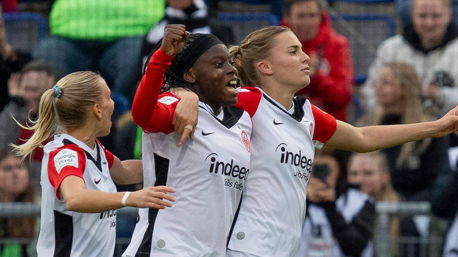 Nicole Anyomi (M.): The striker has become the best Bundesliga scorer with 14 goals and nine assists. Nicole Anyomi (M.): The striker has become the best Bundesliga scorer with 14 goals and nine assists.